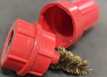 Le Carder Propre : Comment Utiliser un Nettoyeur de Bornes de Batterie