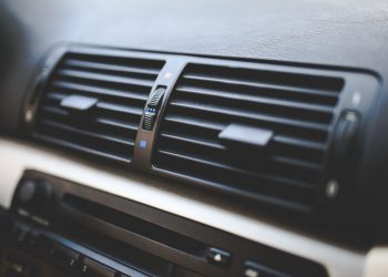 5 Raisons Pour Lesquelles le Climatiseur de Voiture ne Souffle pas D’air Froid au Ralenti