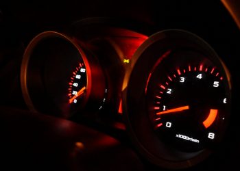 Est-Il Sûr De Conduire Avec Le Voyant De La Batterie Allumé Dans La Voiture?