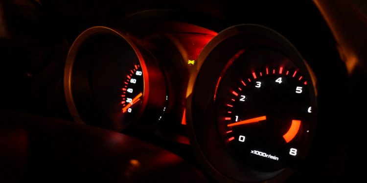 Est-Il Sûr De Conduire Avec Le Voyant De La Batterie Allumé Dans La Voiture?