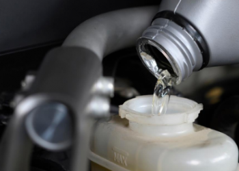 Pourquoi vous ne Devriez Jamais Utiliser du Liquide de Frein Comme Liquide de Direction Assistée