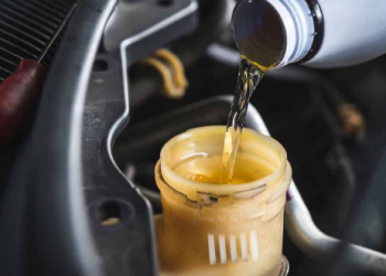 Comment Réparer les Problèmes de Direction Assistée Causés par le Liquide de Frein ?