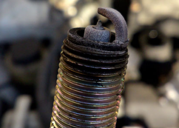 Comment Reconnaître des Bougies Encrassées dans Votre Voiture