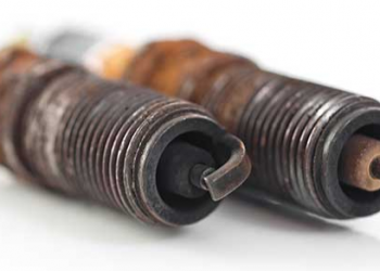 Comment Réparer une Bougie d’Allumage Encrassée au Sénégal