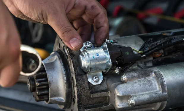 4 Raisons pour Lesquelles votre Démarreur Tourne mais ne s’Engage pas (Comment Dépanner)