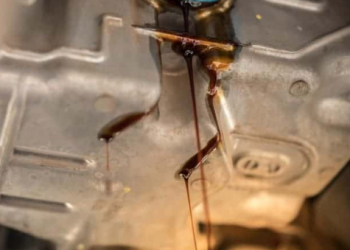 Les Conséquences de Conduire avec un Joint de Carter d’Huile qui Fuit