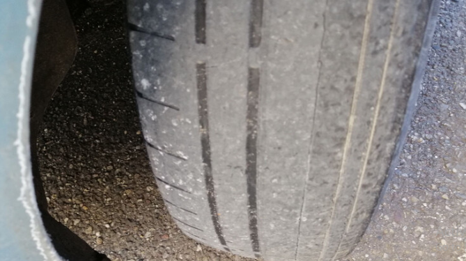 Comment Reconnaître des Pneus de Voiture usés ou Endommagés