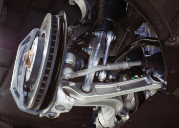 Reconnaître les Signes Indiquant qu’il est Temps de Remplacer les Biellettes de Direction