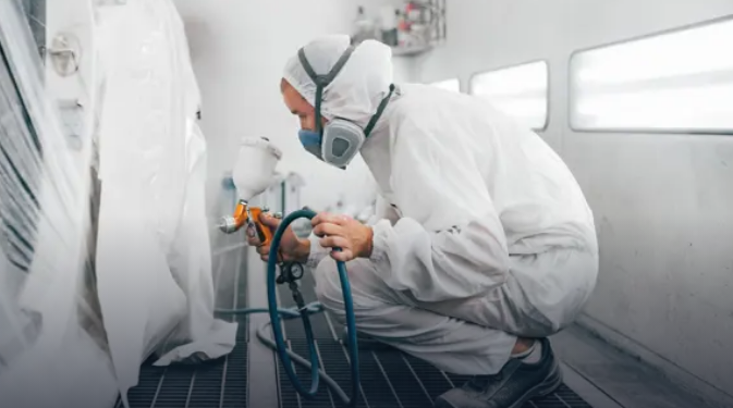 Repeindre un Véhicule Électrique : Ce qu’il faut savoir sur les cabines de peinture et les précautions à prendre