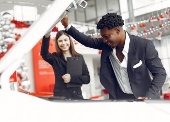 Repérer les acheteurs sérieux : Comment gagner du temps et éviter les curieux dans la vente de votre voiture au Sénégal