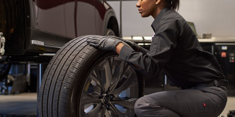 Checklist Complète d&rsquo;Entretien des Pneus pour Taxis sur les Routes Difficiles de Kaolack et Tambacounda