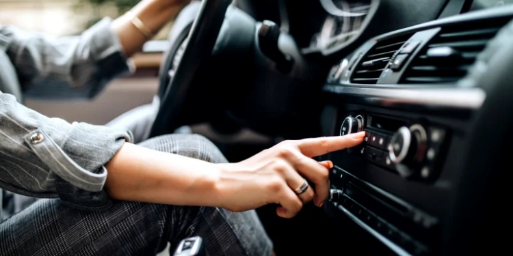 Réparation Facile de la Climatisation en DIY pour la Chaleur Torride des Étés à Dakar