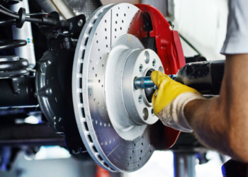 Conseils Essentiels pour l&rsquo;Entretien des Freins sur les Routes Défoncées de Dakar à Thiès