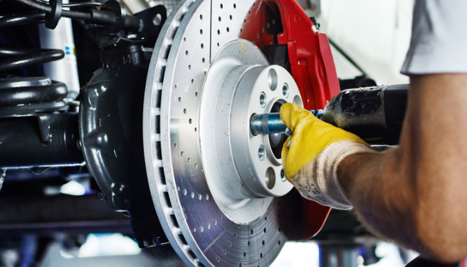 Conseils Essentiels pour l&rsquo;Entretien des Freins sur les Routes Défoncées de Dakar à Thiès