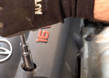 Tutoriel Facile pour Remplacer les Bougies d&rsquo;Allumage de votre Toyota Corolla au Sénégal