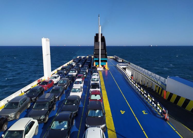 Protéger sa voiture en zone côtière et traversée en ferry au Sénégal