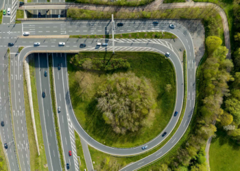  Routes urbaines d’Abidjan et du Sénégal : évolution de la couverture arborée et des déplacements en voiture